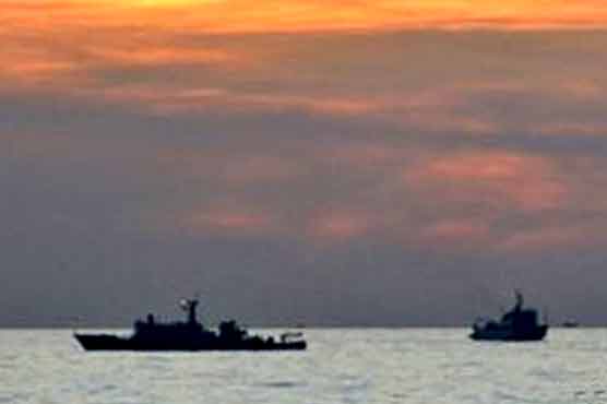 Philippines insists Chinese ships must go
