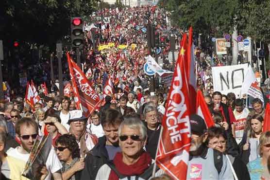 Thousands on Paris streets to denounce EU 'austerity' pact
