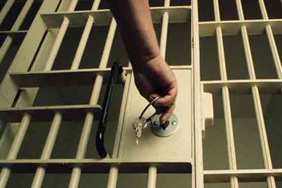 Man sneaks in friend to serve his jail term 
