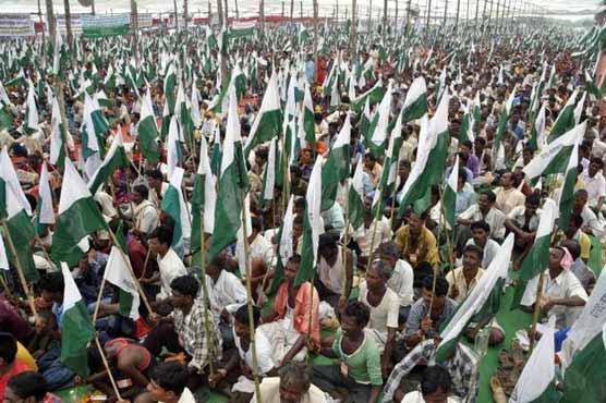 Thousands of poor Indians rush towards New Delhi