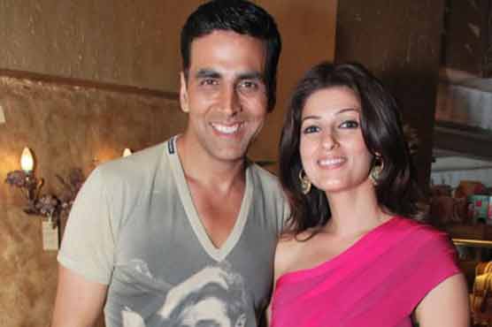 Akshay waiting for Twinkle to see Oh My God
