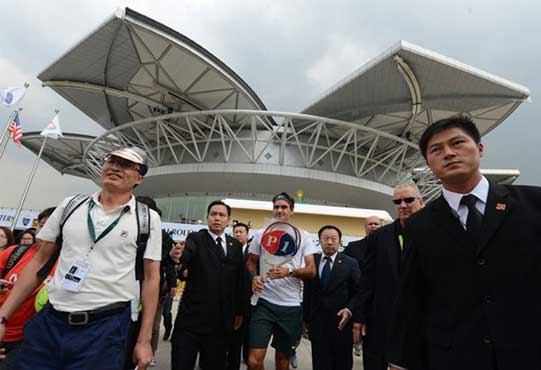 China blogger sorry for Federer threat