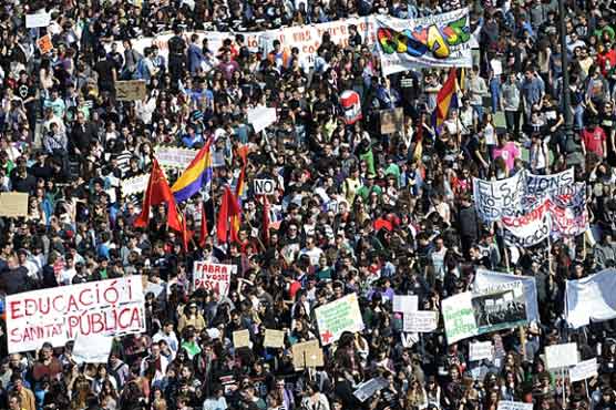 Spanish students protest education cuts 