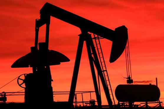 Oil extends losses as Sandy lashes US east coast