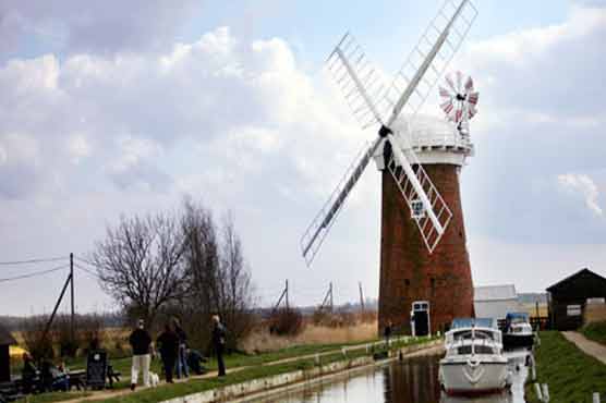 Search for missing parents of girl found on rented boat 