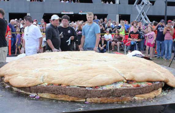 Record 900kg cheeseburger
