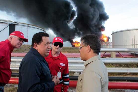 Chavez backs oil minister after refinery blast