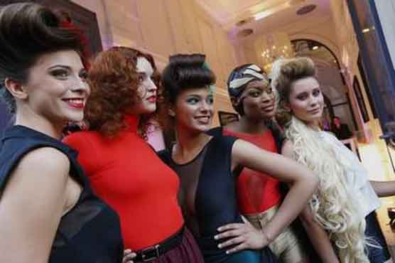 Shoppers meet Kardashian, Miss Piggy on night out