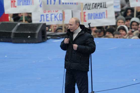 Putin hides Russia's troubles with summit glitz