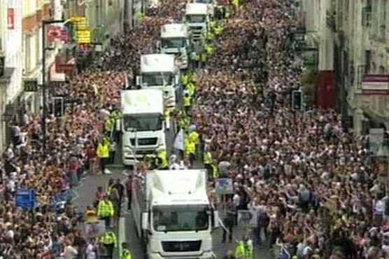 London stages parade to mark end of 2012 Games