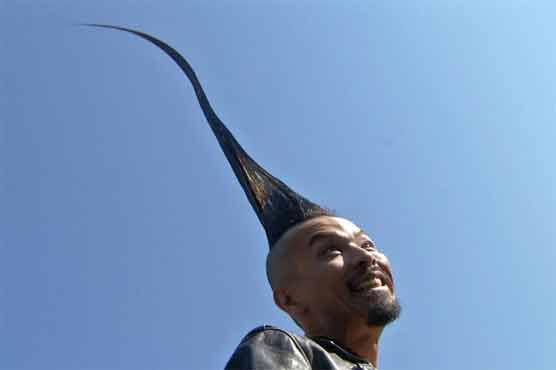 Man shows off Guinness' tallest hairdo in NYC park