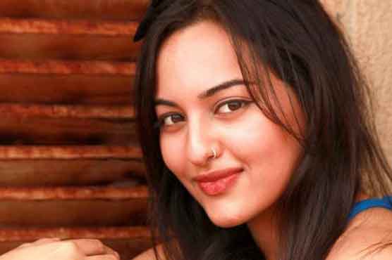Sonakshi eats 10 red chilies in one go 