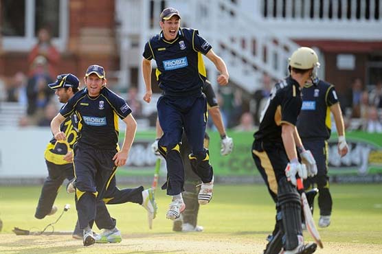 Hampshire win last ball thriller for one-day double 