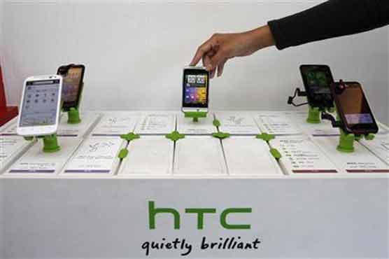 HTC unveils two Windows phones, multiple customers