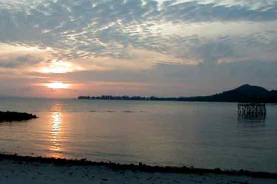 China sidesteps South China Sea island disputes 