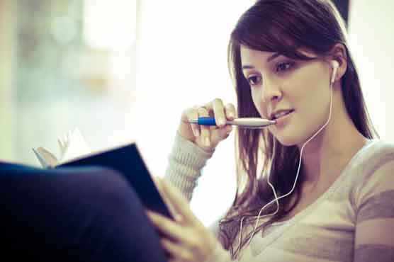 Most people read books only on holidays: research  