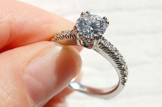 US jeweler: Buy a diamond, get free hunting rifle