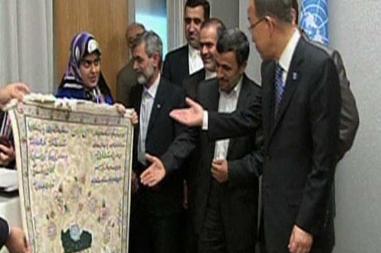 Ahmadinajad presents tapestry with Iranian map to UN chief