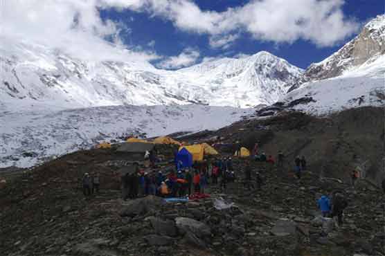  Nepal: Hopes fade for missing climbers