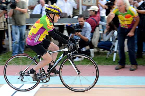 100-year-old man sets 100km cycling record