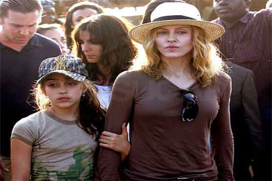 Madonna in Malawi to inspect schools project