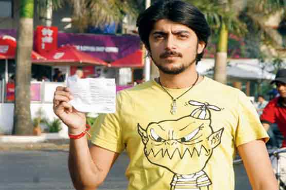 Indian acquitted in public kissing case 