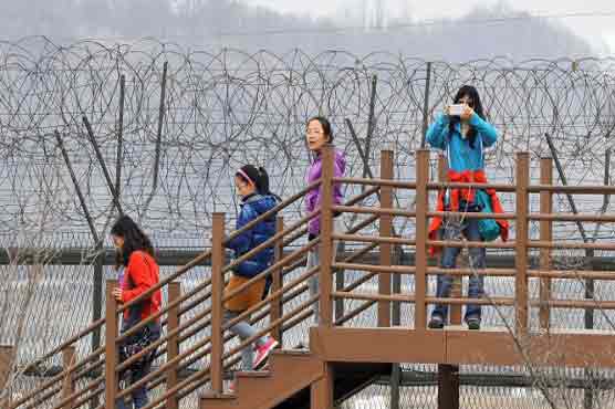 Tourists wend their way to S Korea despite war threats