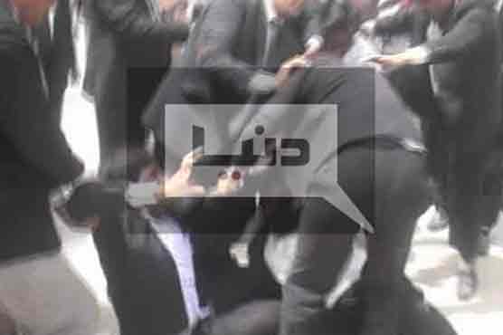 Sukkur: Lawyers beat colleague for plea against Qaim