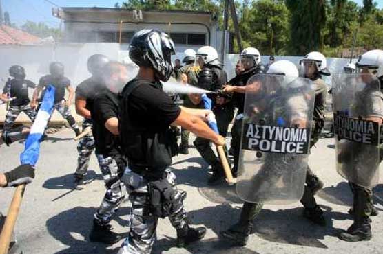Police, immigrants clash at Greek detention center