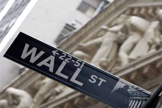 Futures dip with focus on bank earnings, economy