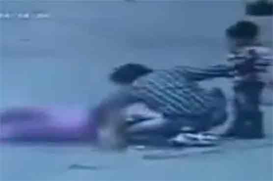 Footage shows shameful public apathy in India 