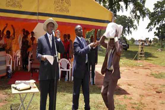 Ugandan leader’s donating sack of cash, drawing ire 