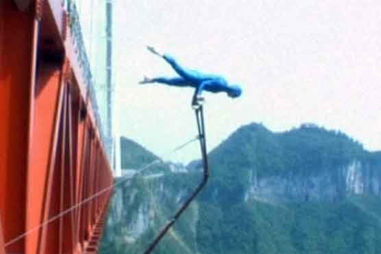 Acrobat performs vertiginous stunts over canyon in China