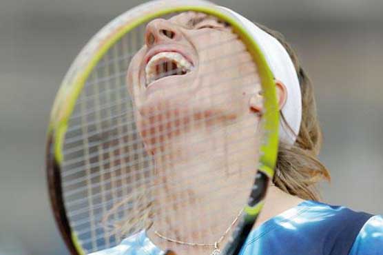 Kuznetsova survives rough welcome in Portugal