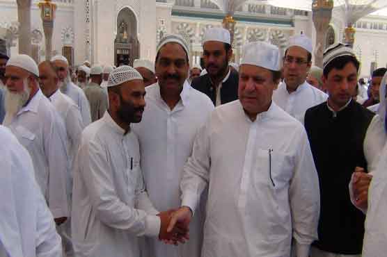 PM performs Umra in Makkah Mukarramah