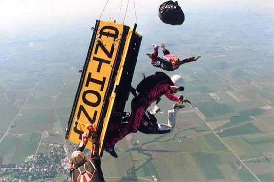 Skydiver frees himself from locked box, lands safely 