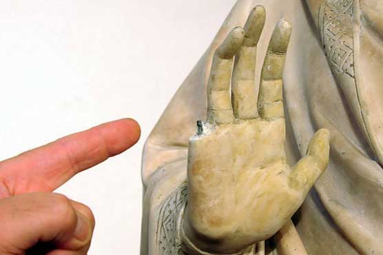 Tourist breaks off finger of 14th century statue 