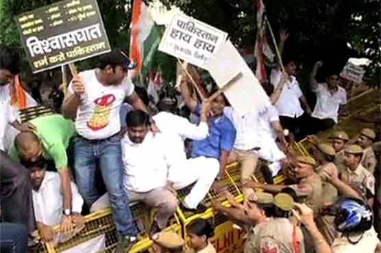 Mob attacks Pak High Commission in New Delhi