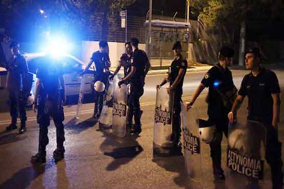 Police looking for 10 detention camp escapees 