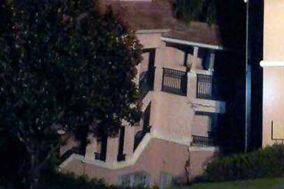 Sinkhole causes US villa to collapse