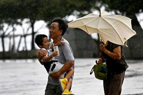 Typhoon lands in China after Hong Kong shuts down 