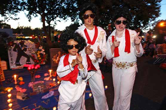 Thousands honor Elvis Presley at Graceland vigil 