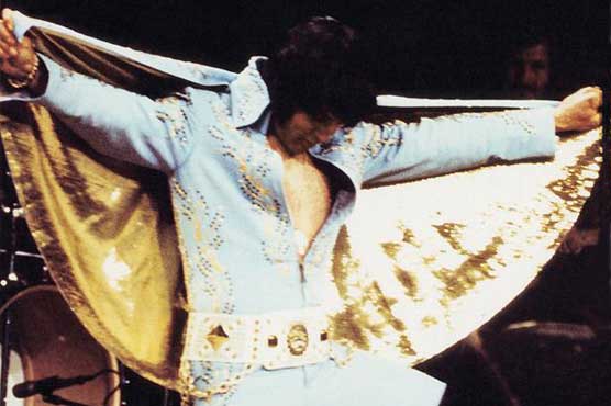 Thousands honor Elvis Presley at Graceland vigil