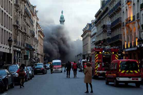 Smoke fills Paris sky as tourist area catches fire 
