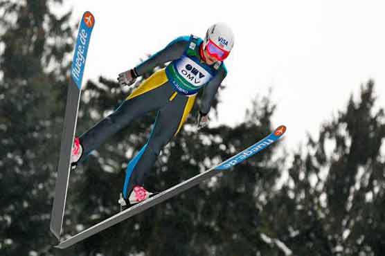 Ski jumper Hendrickson injures knee in training
