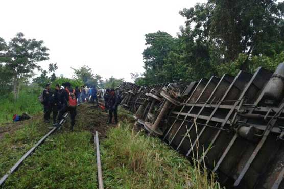 Five killed as Mexico migrant train derails