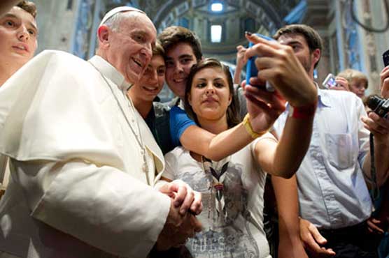 Pope Francis 'selfie' goes viral 