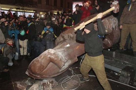 Ukraine protesters topple Lenin statue in Kiev: police 