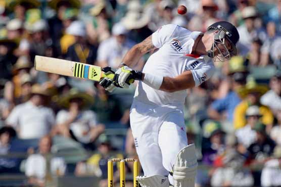 English lose Cook, Pietersen, reach 180-4 on day 2