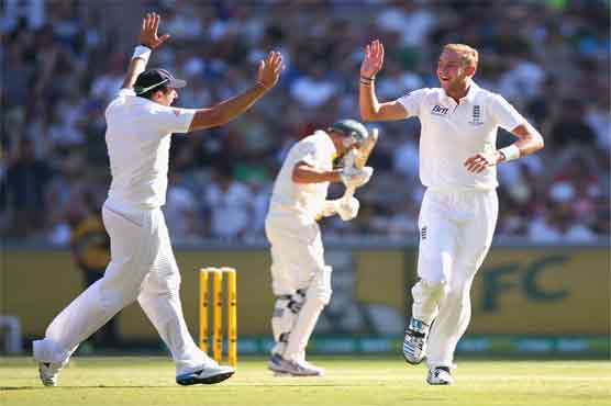 England stifle Aussie batsmen to control Test